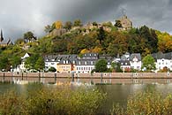 Die Saarburg im Herbst.